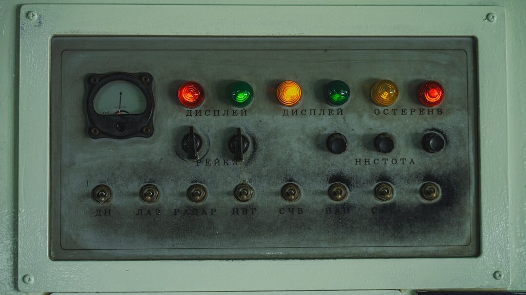 Signal routing hardware with status indicator lights